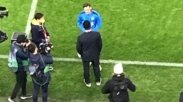 Fenerbahçe-Frankfurt maçı öncesinde Okocha ve Mesut saha kenarında bir görüşme gerçekleştirdi.