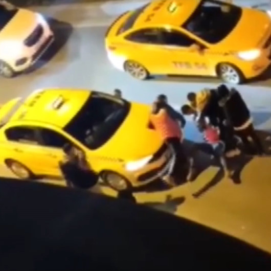 Esenyurt’ta taksiciler yabancı uyruklu yolcuyu yerde tekmeledi