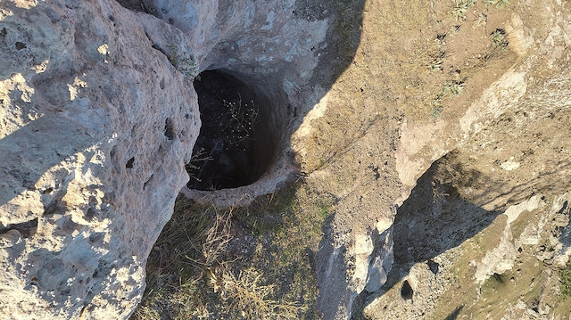 Dicle Üniversitesi (DÜ) Edebiyat Fakültesi Tarih Bölümü Başkanı Doç. Dr. Bozan, Celaleddin Harzemşah'ın öldürülüp kuyuya atılmadan önce Ayn Dar denilen bir köye geldiğinin Sibt İbnü’l-Cevzi ve İbn İmad el-Hanbeli adlı tarihçilerin eserlerinde geçtiğini belirterek, bunun üzerine yaptıkları araştırmada Osmanlı arşivlerinde 1842 tarihli bir nüfus defterinde Silvan'ın kuzeyindeki dağlık bölgede bu isimde bir köyün varlığını ortaya koyduklarını ifade etti.