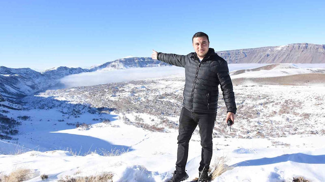 Tatvan’da önceki gün etkili olan kısa süreli kar yağışı yüksek kesimleri tamamen beyaza bürüdü.