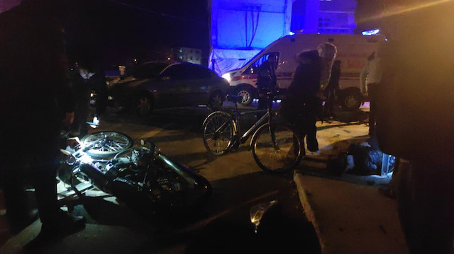 Kazada, motosiklet sürücüsü ile yanında bulunan Hüseyin Çetin ( 21) yaralandı. 