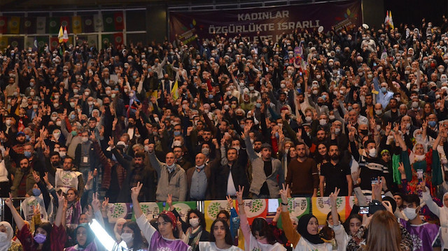 HDP'liler eli kanlı terör örgütünün başı Abdullah Öcalan lehine sloganlar atıp, PKK marşı okuyarak ant içtiler.