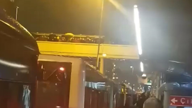 Metrobüs çilesi bitmiyor: Araç arızalandı İstanbullu yollara taştı