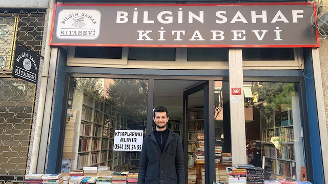 Bilgin Sahaf sahibi Ahmet Yahşi.