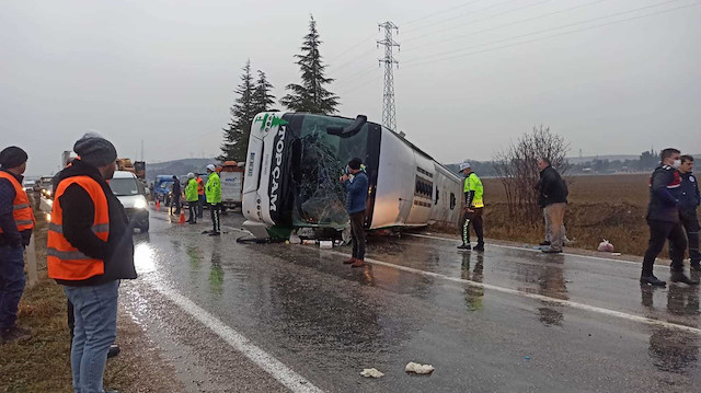 Amasya'da yağmurda kayganlaşan yolda sürücüsünün kontrolünden çıkan yolcu otobüsü devrildi.