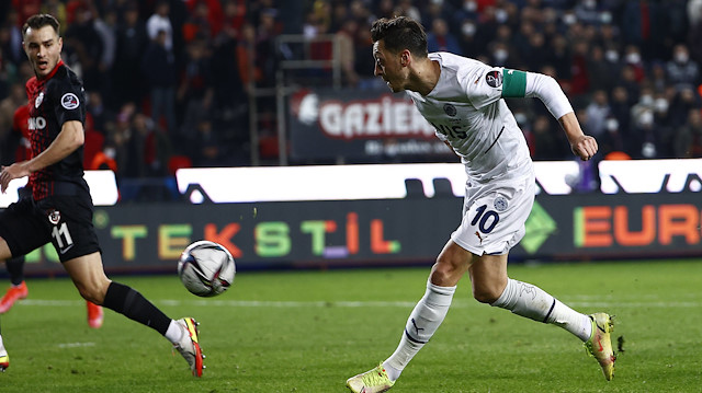 Mesut Özil'in Günay Güvenç'i çaresiz bırakan gol vuruşu
