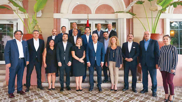 Dışişleri Bakanı Mevlüt Çavuşoğlu, resmi ziyaret kapsamında bulunduğu Dubai’de Dubai Türk İş Konseyi yönetim kurulu üyeleriyle görüştü. 