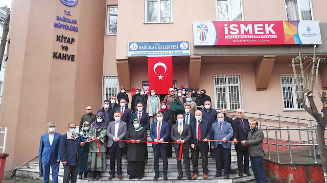 Gençlik Merkezi’nin açılışına Bağcılar Kaymakamı Mustafa Eldivan, Bağcılar Belediye Başkanı Lokman Çağırıcı ile İlçe Müftüsü Celal Büyük ve öğrenciler katıldı. 