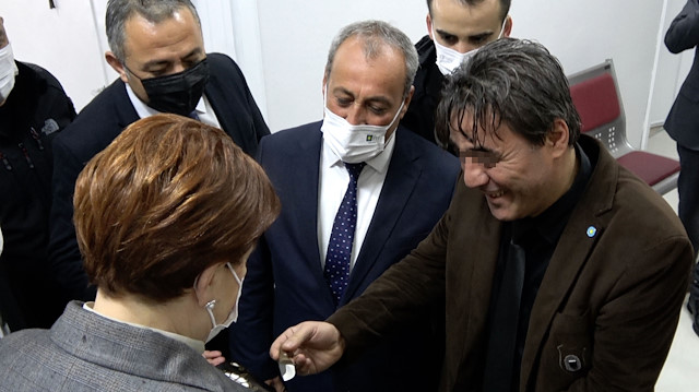 Çaldığı bıçağı Akşener'e hediye eden İYİ Parti'li A.Z. (sağda)