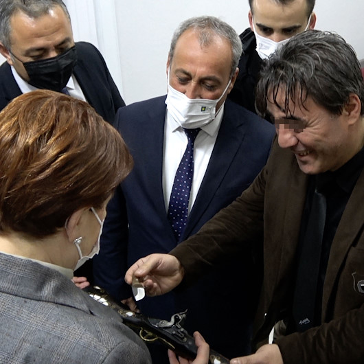 Çaldığı bıçağı Akşener'e hediye eden İYİ Parti'li yönetici gözaltına alındı