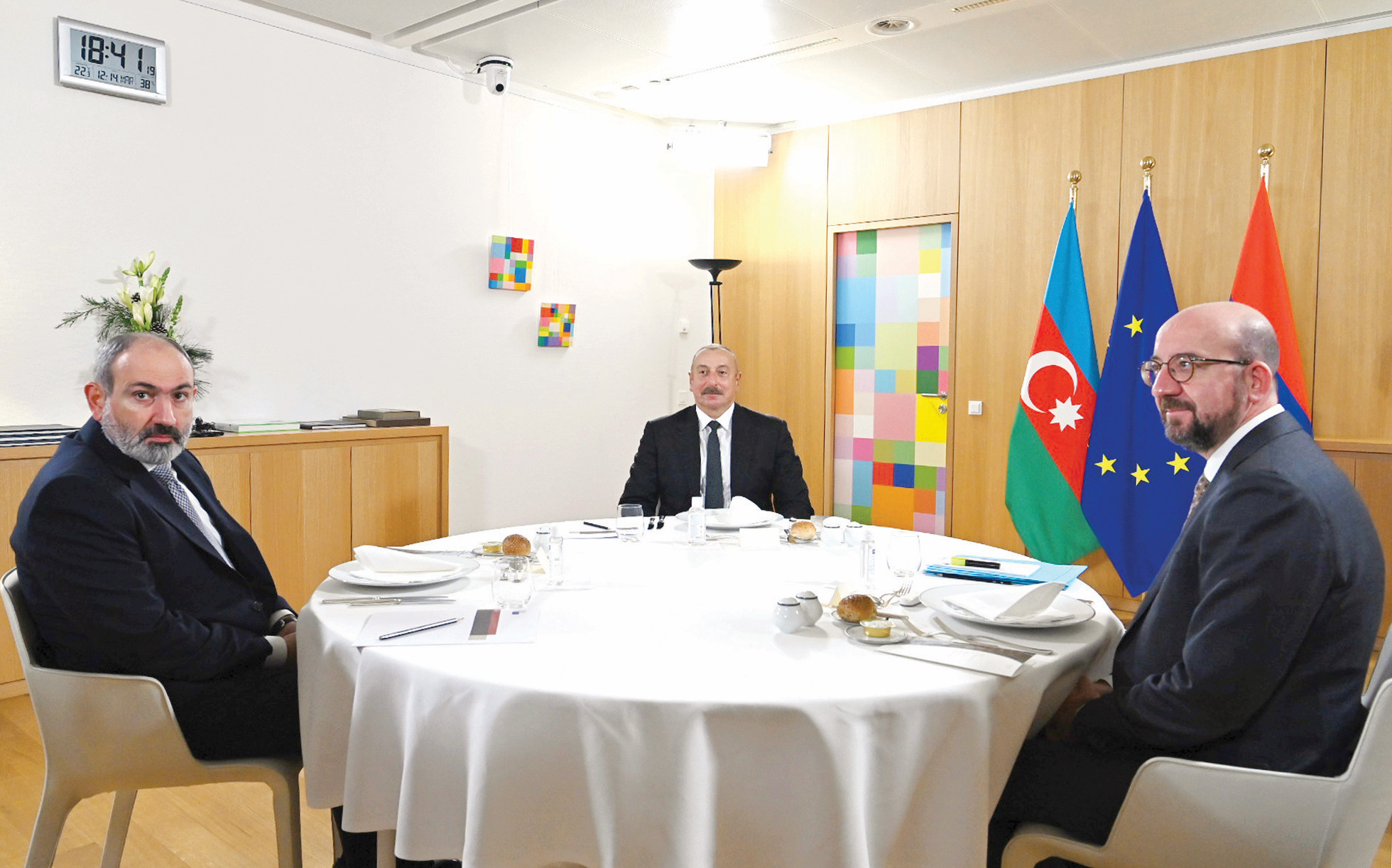Brüksel’de düzenlenen ‘Doğu Ortaklığı Zirvesi’ öncesinde Azerbaycan Cumhurbaşkanı İlham Aliyev ile Ermenistan Başbakanı Nikol Paşinyan, AB Konseyi nBaşkanı Charles Michel ile üçlü toplantıda bir araya gelmişti.n