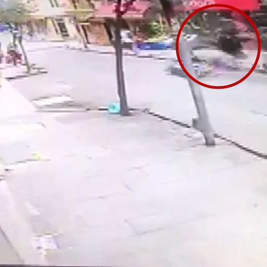 Kaldırıma çarpan motokurye havada taklalar attı