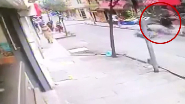 Kaldırıma çarpan motokurye havada taklalar attı