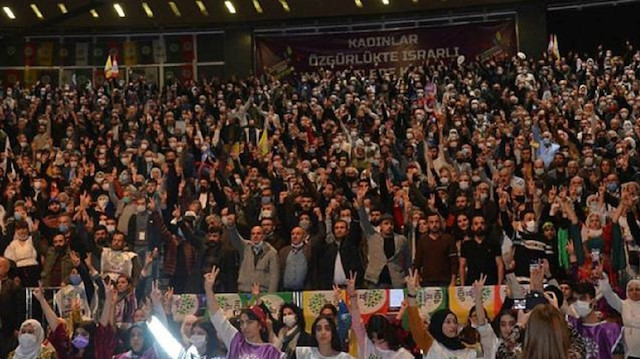  HDP İstanbul İl Örgütü 4. Olağan Kongresi'nde terör örgütü elebaşını övücü slogan atılmıştı.