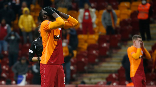 Galatasaray ile lider Trabzonspor arasındaki puan farkı 18'e yükseldi.