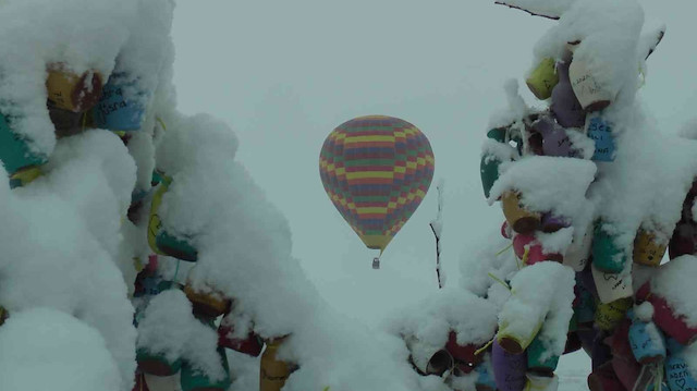 Kar görüntüsü içinde balon.