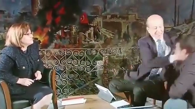 Gazeteci Muharrem Sarıkaya yayın sırasında ses kontrolü yapan teknikeri tokatladı