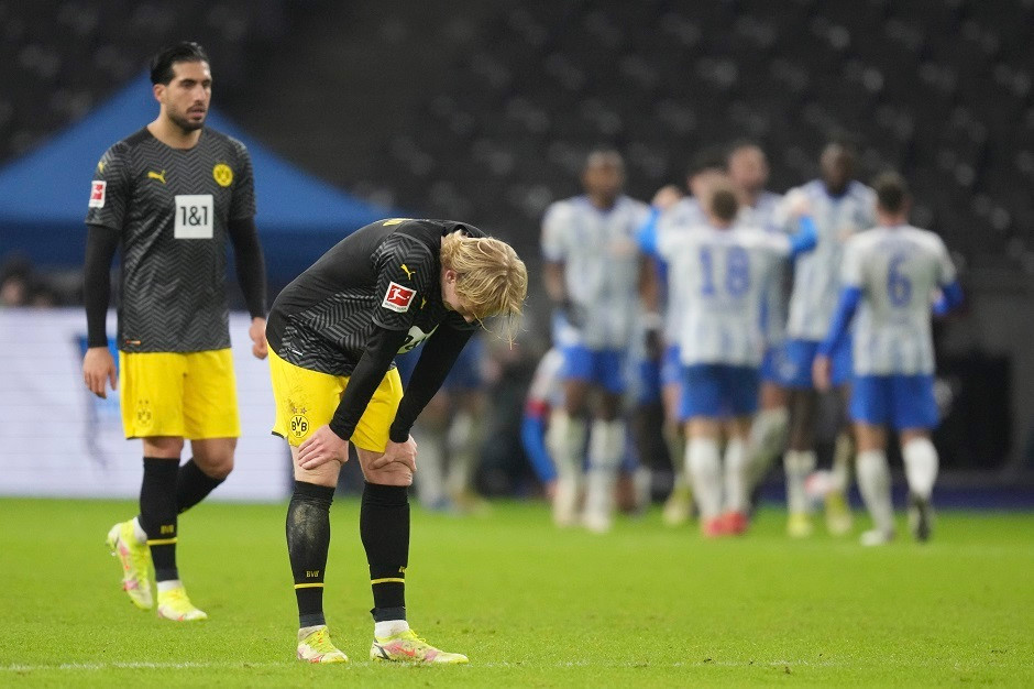 Dortmundlu futbolcular maç sonu büyük üzüntü yaşadı.
