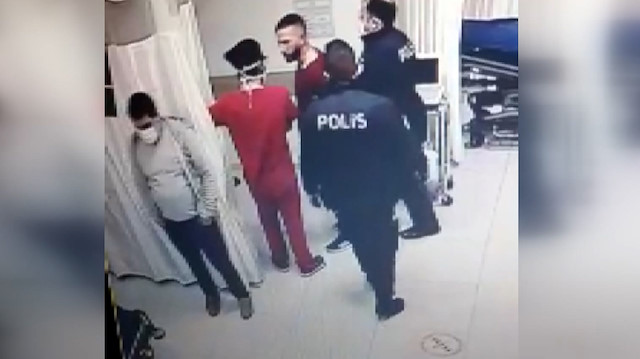 Alkollü geldiği hastanede doktora kafa atıp kaşını yardı