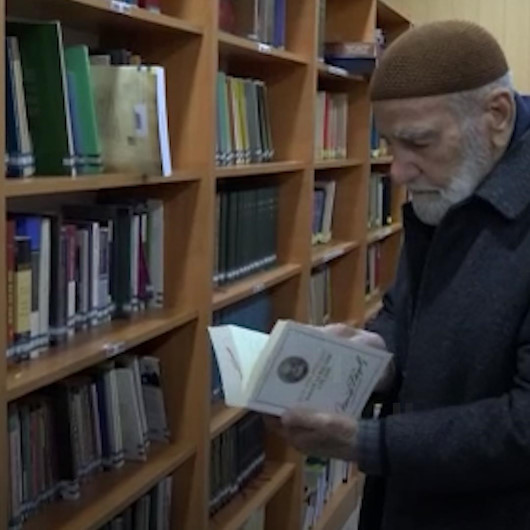 Ayda iki kitap bitiren Şeyhmus amca gençlere okumalarını öneriyor: Peygamber Efendimiz diyor ki Okuyanla okumayan bir olmaz