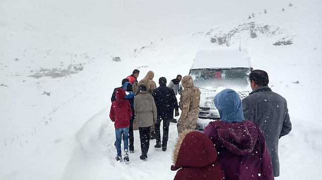 Bitlis'te karda mahsur kalan öğrencilerin imdadına jandarma yetişti