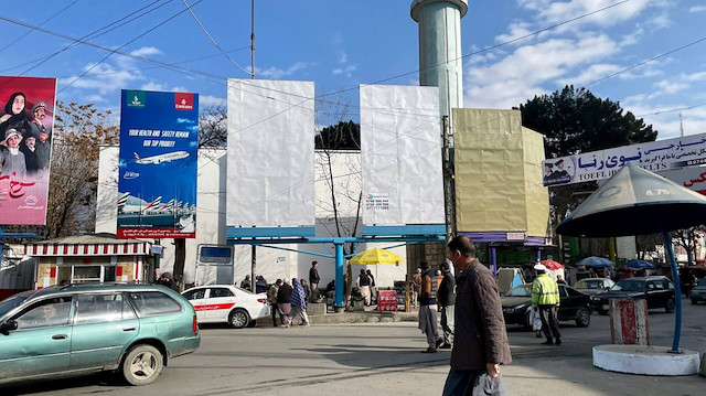 Taliban, billboardlardaki "şeriat kurallarına uymayan" fotoğrafları siliyor