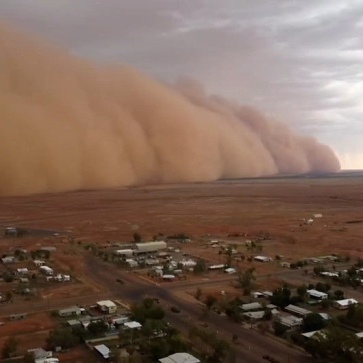Avustralyada kasabaya yaklaşan dev kum fırtınası korkuttu