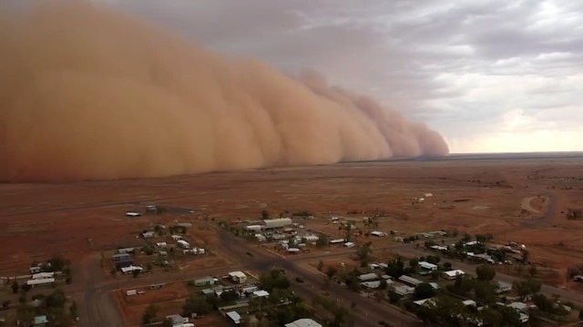 Avustralya'da kasabaya yaklaşan dev kum fırtınası korkuttu