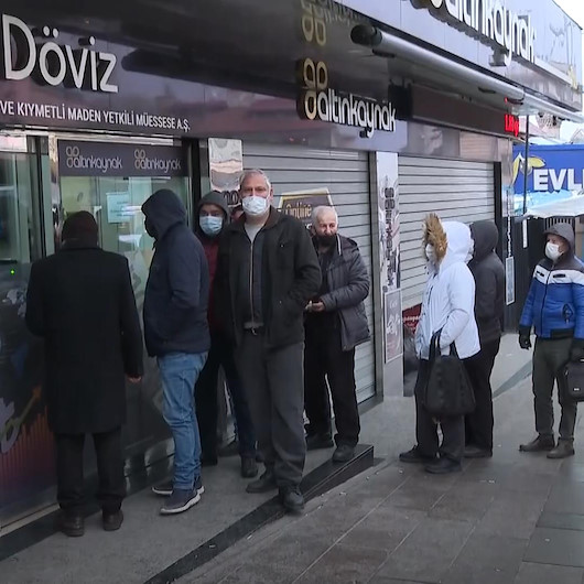 Döviz büroları önünde hareketlilik: Vatandaşlar ellerindeki dolar ve euroları bozduruyor