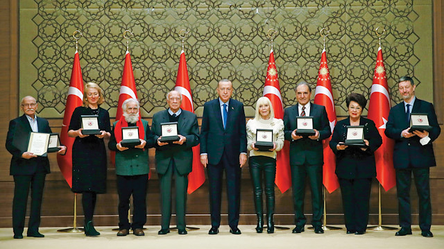 Cumhurbaşkanı Erdoğan, konuşmasının ardından, Cumhurbaşkanlığı Kültür ve Sanat Büyük Ödülü’nü alanlara ödüllerini takdim etti. 