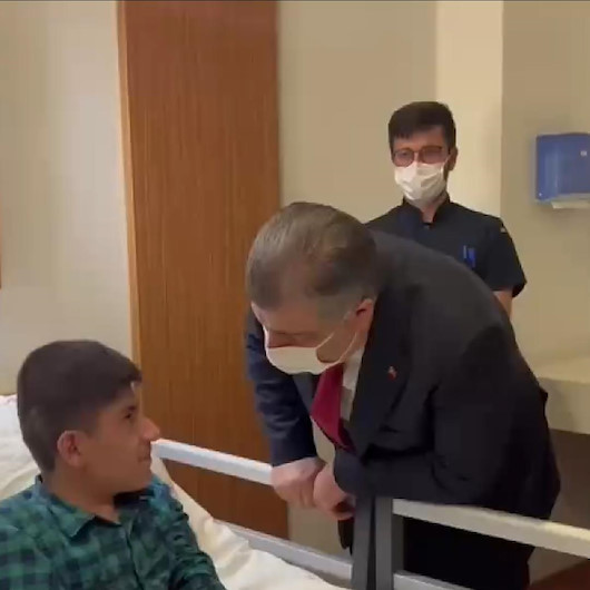 Bakan Kocanın hastanede yatan gençle samimi diyaloğu: İstediğini söyleyebilirsin