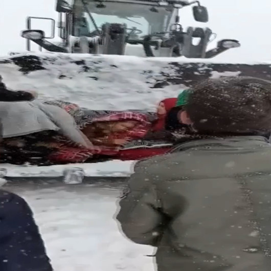 Hakkaride doğum sancısı çeken kadın 3 saatlik çalışmayla kurtarıldı