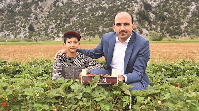 Konya Büyükşehir Belediye Başkanı Uğur İbrahim Altay, özellikle kırsal bölgelerde üretimi artırmak ve tarımsal kalkınmayı güçlendirmek amacıyla diğer yatırımların yanında tarıma ve tarım projelerine destek olmaya aralıksız devam ettiklerini söyledi. 