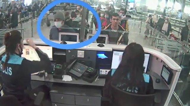 Pasaportu alan Suriyeli, bir süre daha yolcu bekleme salonunda beklerken, ABD'li diplomat oradan ayrıldı.