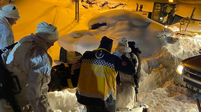 Kar nedeniyle yolu kapanan köydeki yaralı Gülizar Uzun, karla mücadele ekiplerinin çalışmasıyla gelen sağlık görevlilerince hastaneye kaldırıldı.