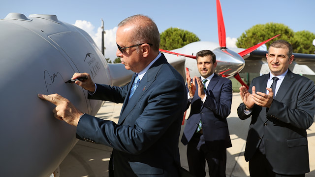 Cumhurbaşkanı Erdoğan, Akıncı TİHA'yı imzalıyor.