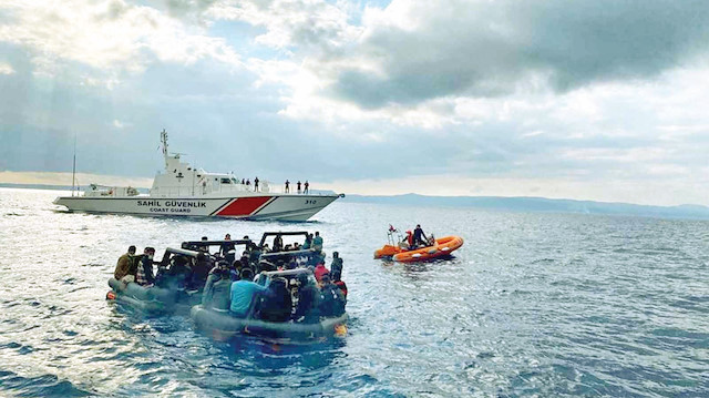 İzmir’de yasa dışı yollardan yurt dışına kaçmaya çalışan 51 FETÖ’cü bir tekneden çıktı.