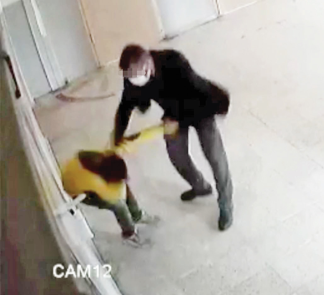 Ali Rıza Yücel'in okul koridorunda öğrencisini dövdüğü anlar kameralar tarafından kaydedildi.