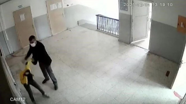 Dayakçı öğretmenin öğrencisini dövdüğü görüntüler güvenlik kameralarına böyle yansımıştı.