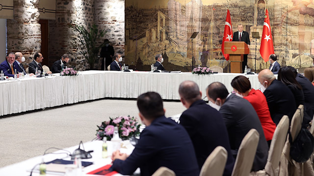 Cumhurbaşkanı Recep Tayyip Erdoğan, ekonomist ve akademisyenlerle Cumhurbaşkanlığı Dolmabahçe Çalışma Ofisi'nde bir araya geldi. 