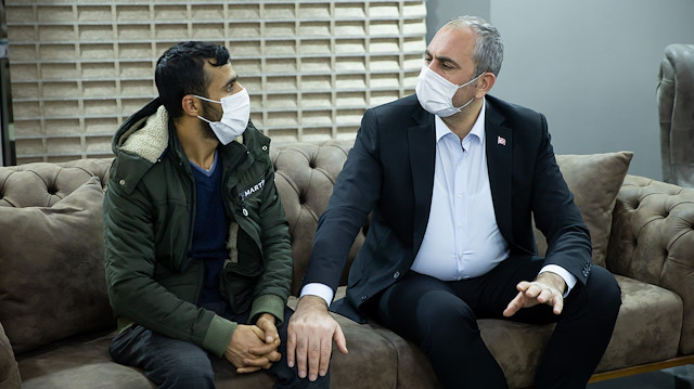Adalet Bakanı Abdulhamit Gül, pitbull köpeklerin saldırdığı Asiye'nin babası ile görüştü.
