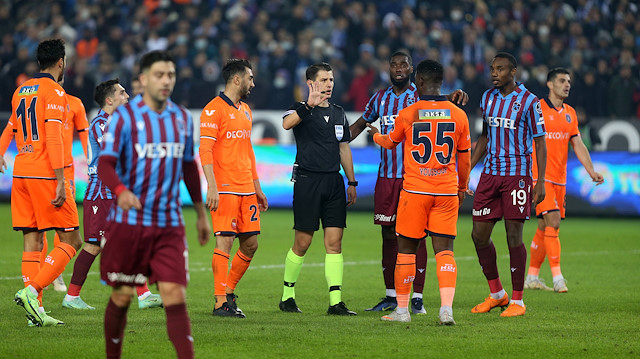 Trabzonsporlu futbolcular, maçın hakemi Halil Umut Meler'e uzun süre itiraz etti.