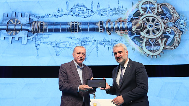Osman Nuri Kabaktepe, Cumhurbaşkanı Erdopan'a NFT tabanlı “İstanbul'un Dijital Anahtarı" ve tablo hediye etti.