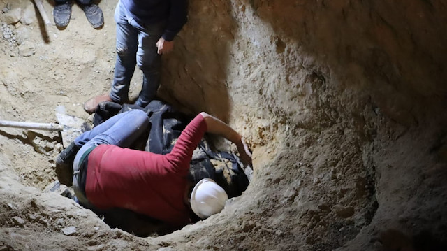 Kanalizasyon borusu döşeyen işçi toprak altında kalarak yaşamını yitirdi