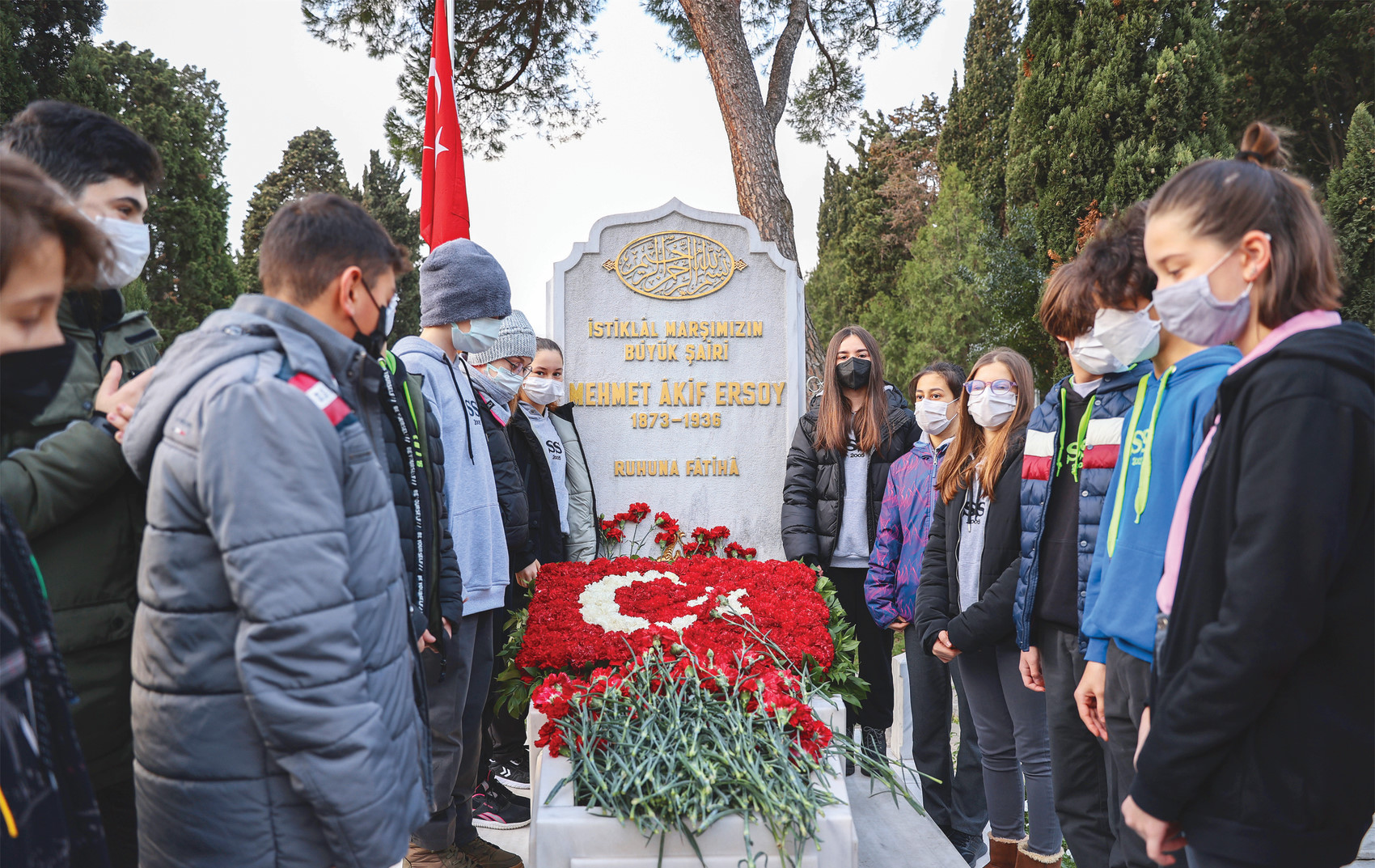 Mehmet Akif Ersoy’un vefatının 85. yılı dolayısıyla kabri başında anma töreni düzenlendi.