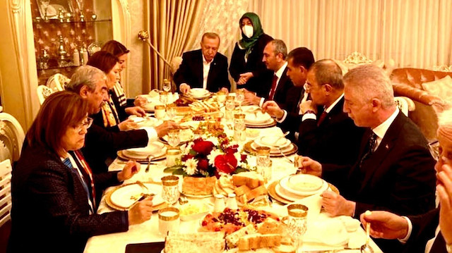 Cumhurbaşkanı Erdoğan, berberindekilerle AK Parti Gaziantep İl Başkanı'nın evinde yemek yedi. 