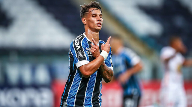 Ferreira Gremio formasıyla 54 maçta 14 gol ve 14 asistlik bir performans sergiledi