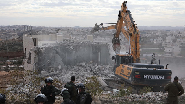 işgalci İsrail askeri Filistinli ailenin evini yıktı.