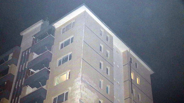Yangın 11 katlı apartmanın en üst katında çıktı.