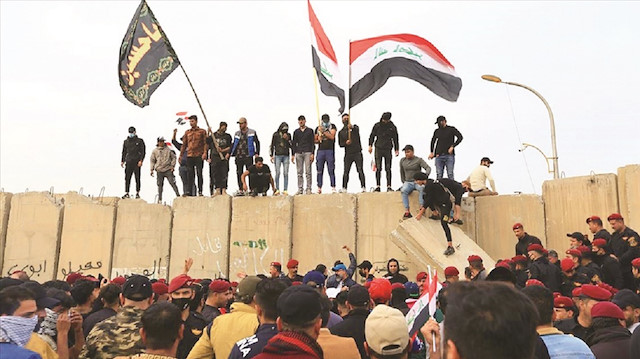 Göstericiler, genel seçimlerin iptali istemli davanın görüşüldüğü Irak Yüksek Federal Mahkemesi binasını kuşattı.